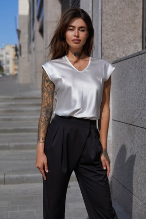 Женская шелковая блуза белого цвета - фото