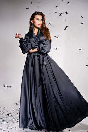 Елегантна вечірня сукня в пол з шовку темно-сіра - фото