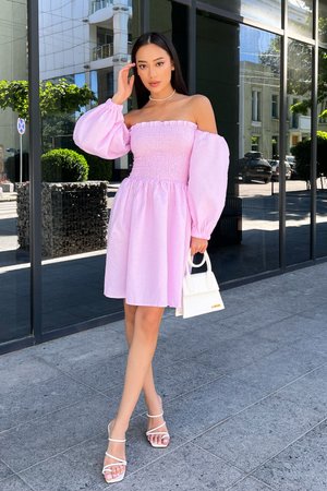 Летнее платье с высокой талией розового цвета - фото