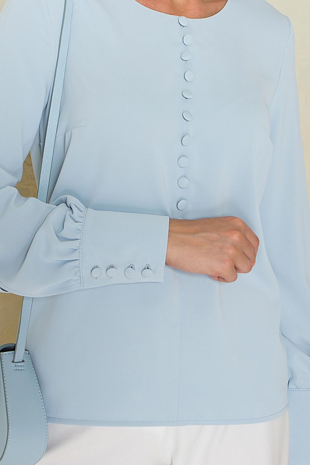 Свободная голубая блузка с декоративными пуговицами - фото