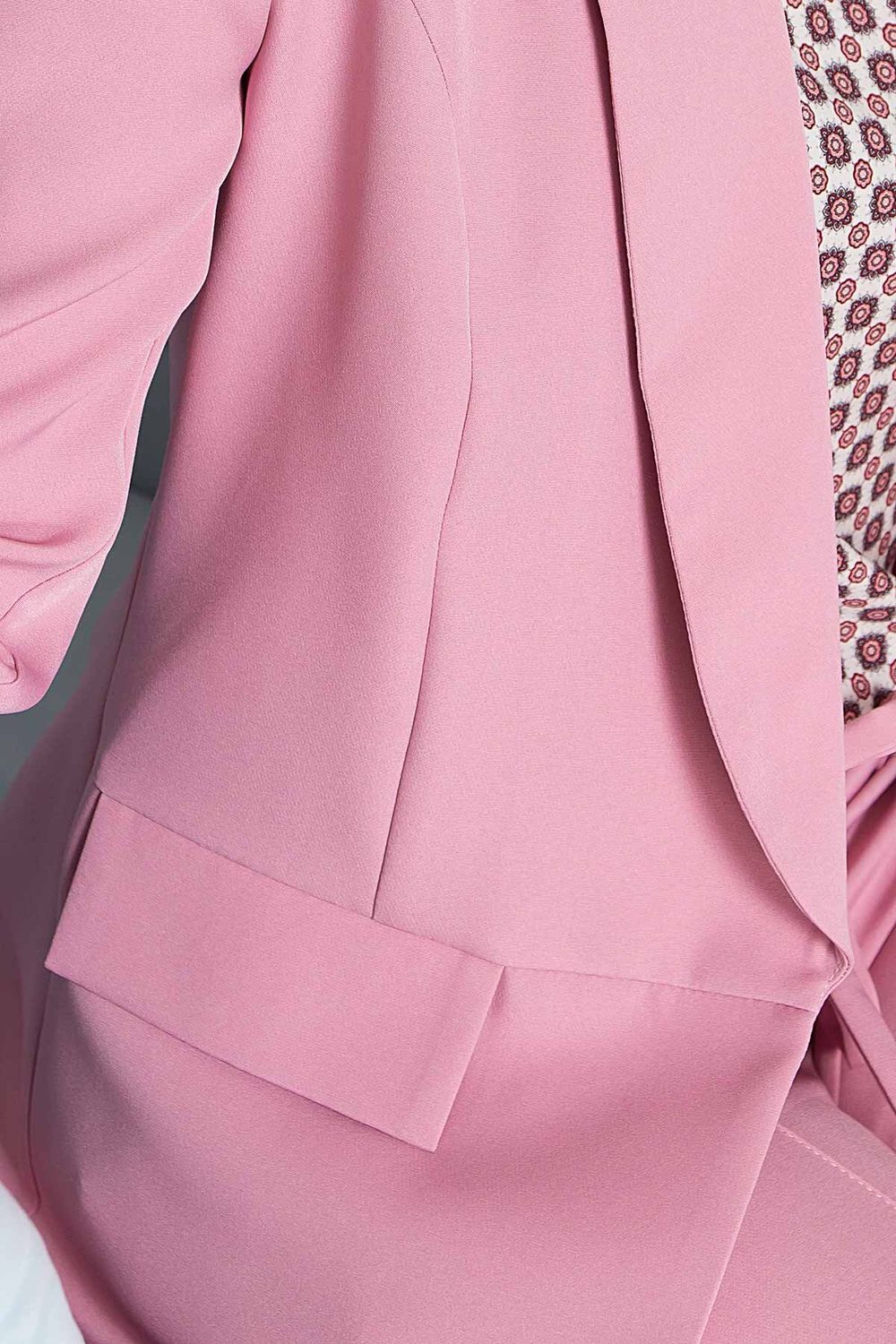 Модный брючный костюм розового цвета - фото