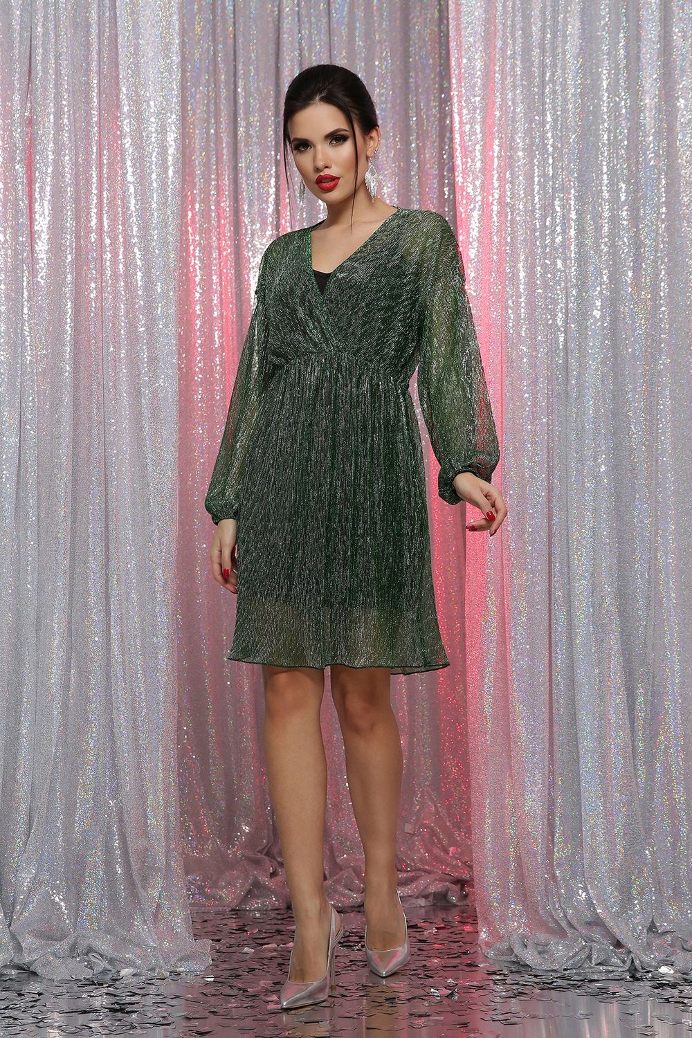 Коктейльное платье мини с блеском - фото