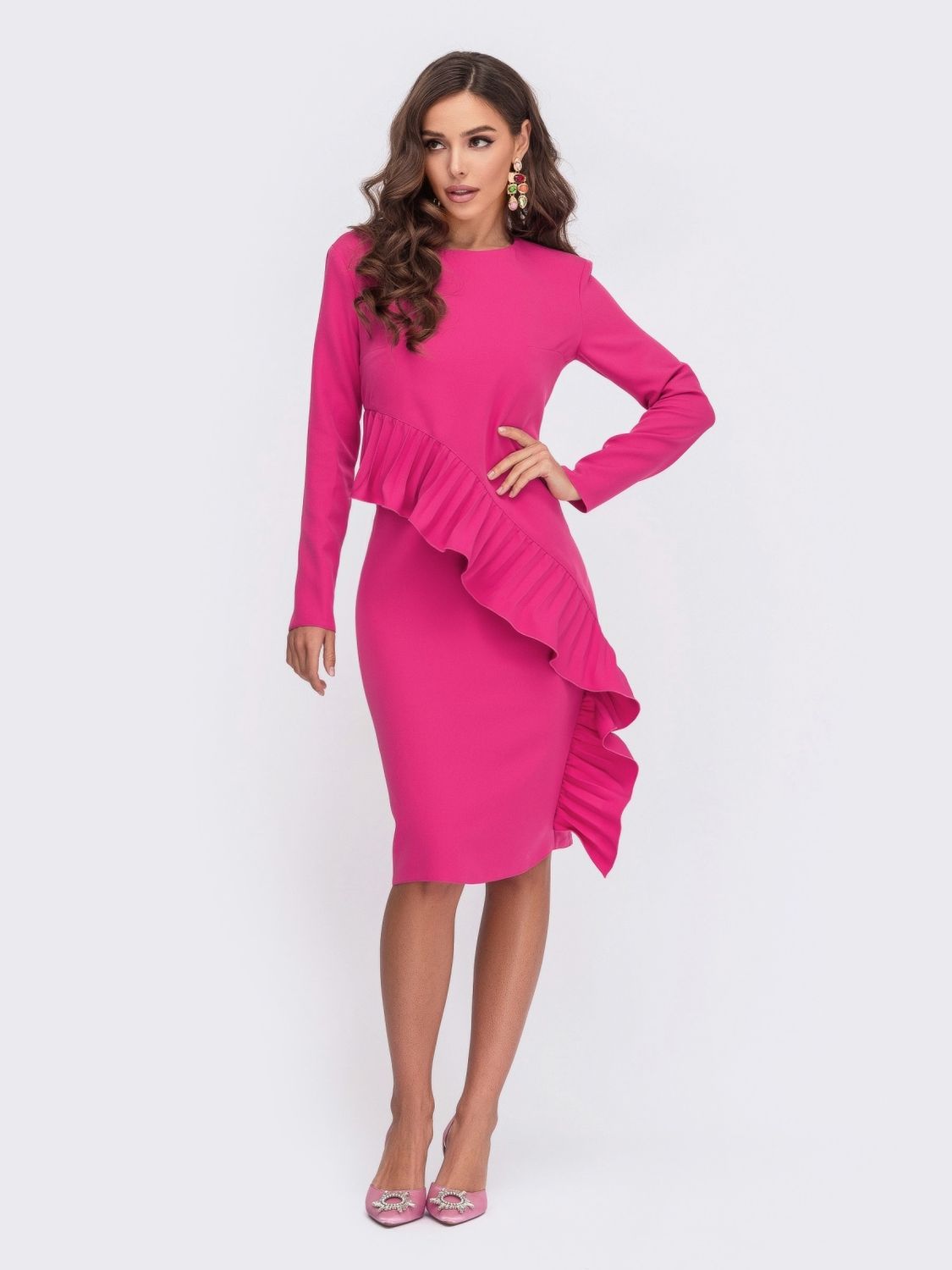 Облегающее нарядное платье с воланом розовое - фото
