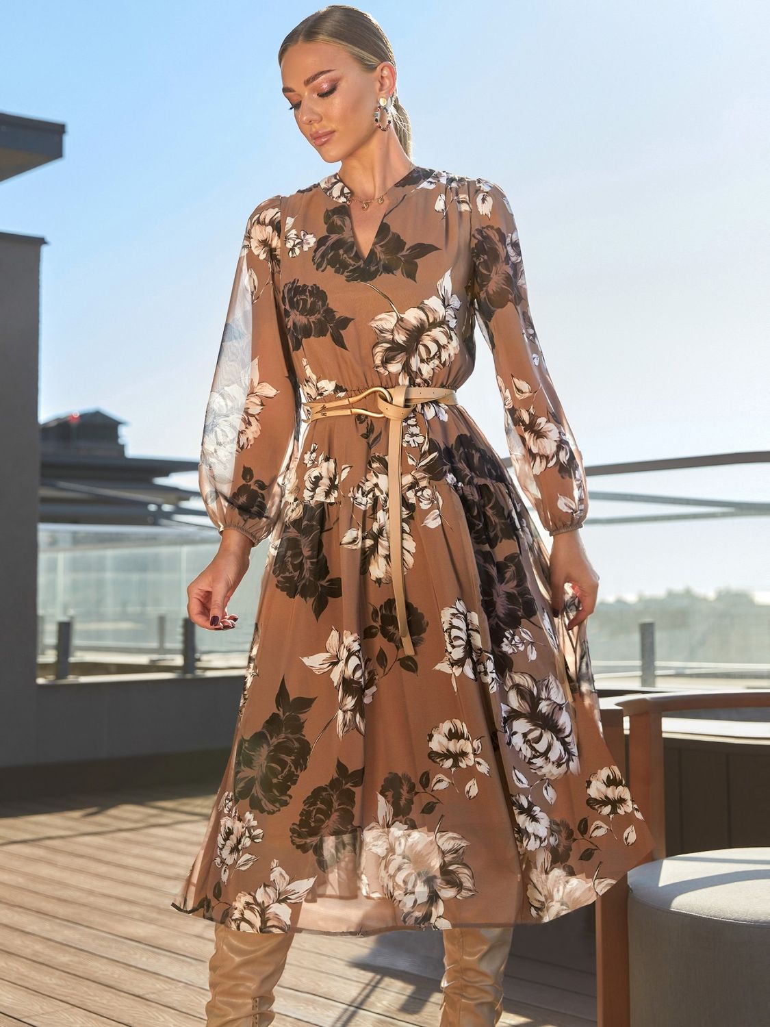 Шифонова сукня зі спідницею-кльош бежевого кольору - фото