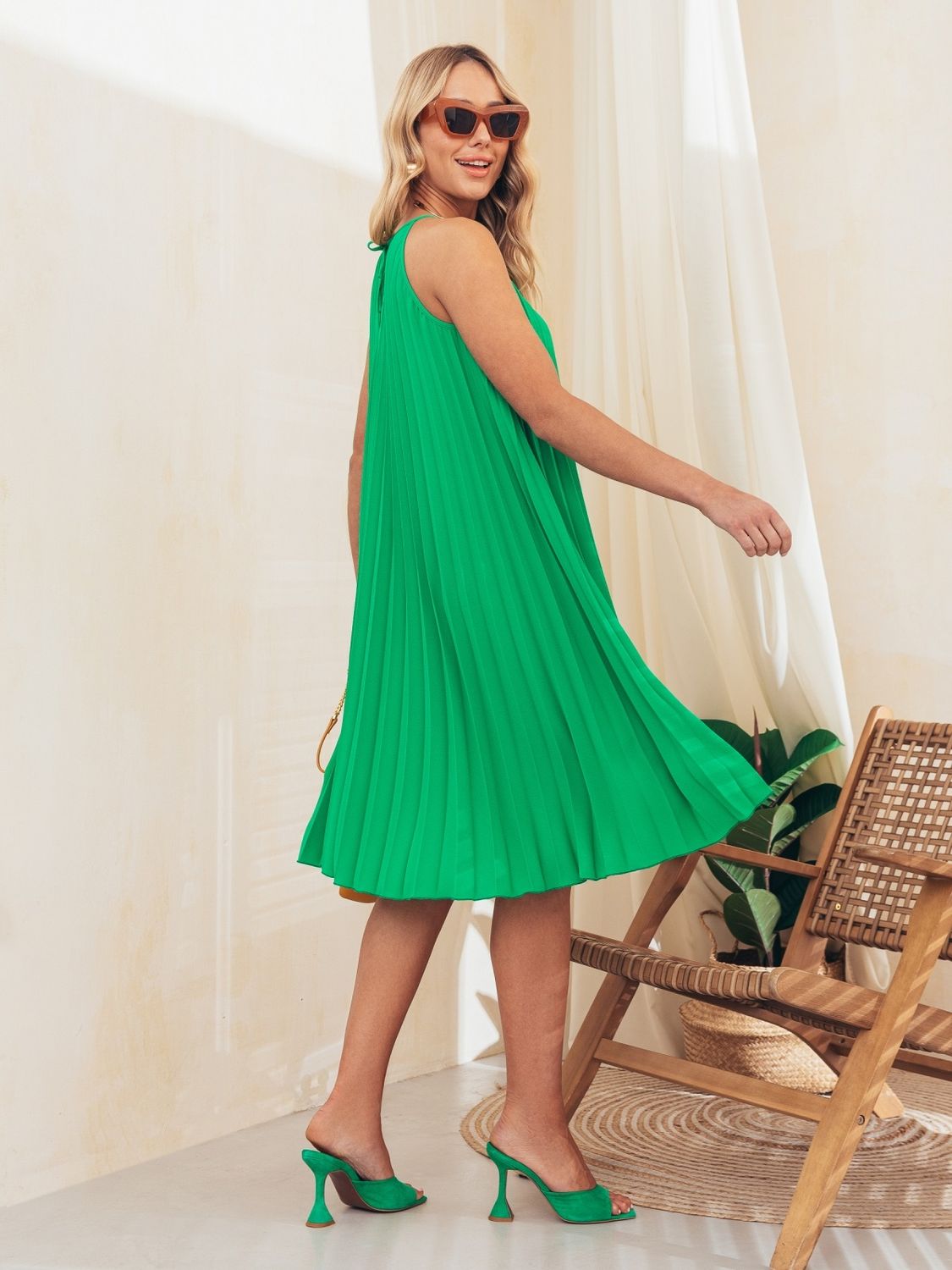 Зелене плаття сарафан довжиною міді - фото