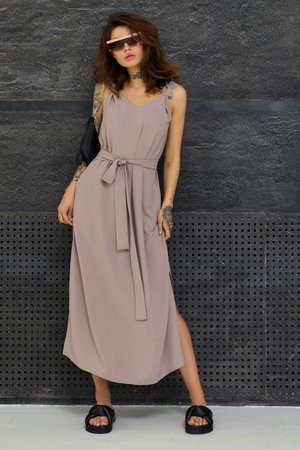 Легке літнє плаття кольору капучіно з розрізом - фото