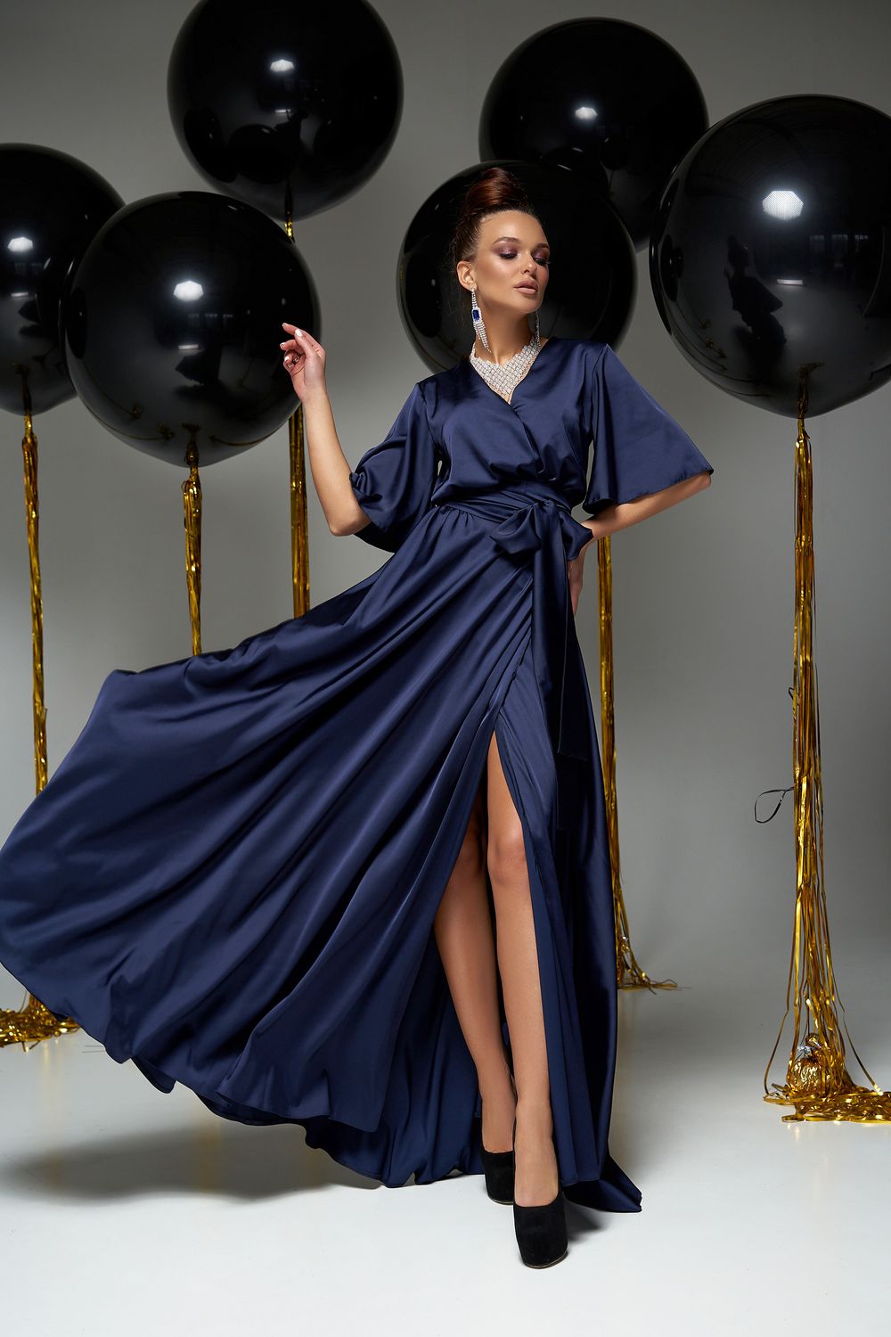 Шелковое вечернее платье в пол с разрезом синее - фото