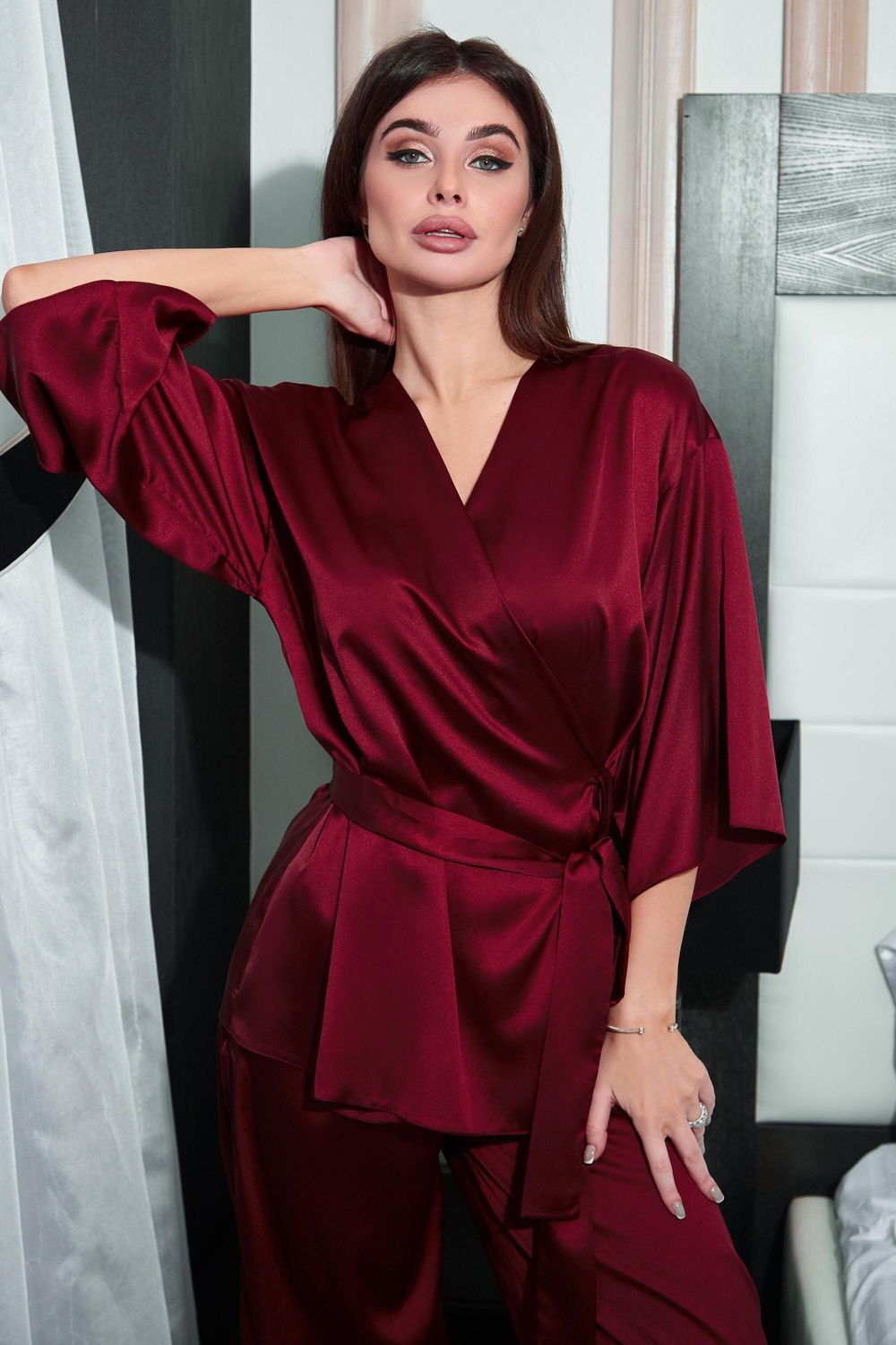 Женская шелковая пижама бордового цвета - фото
