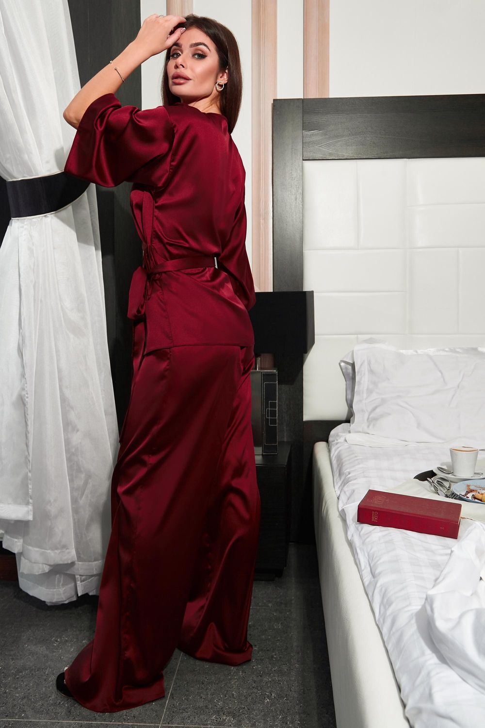 Женская шелковая пижама бордового цвета - фото
