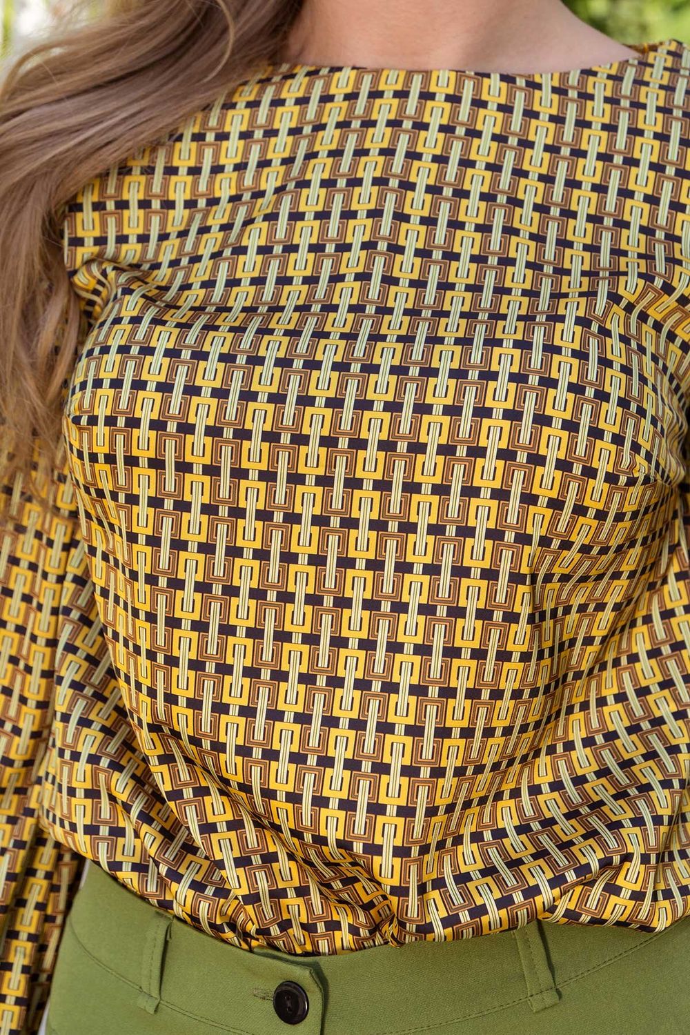 Нарядная шелковая блузка с принтом - фото