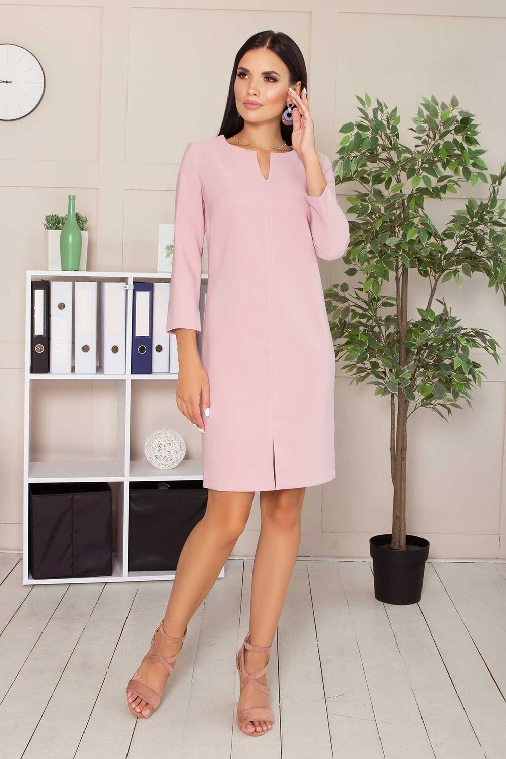 Платье в деловом стиле до колена розовое - фото
