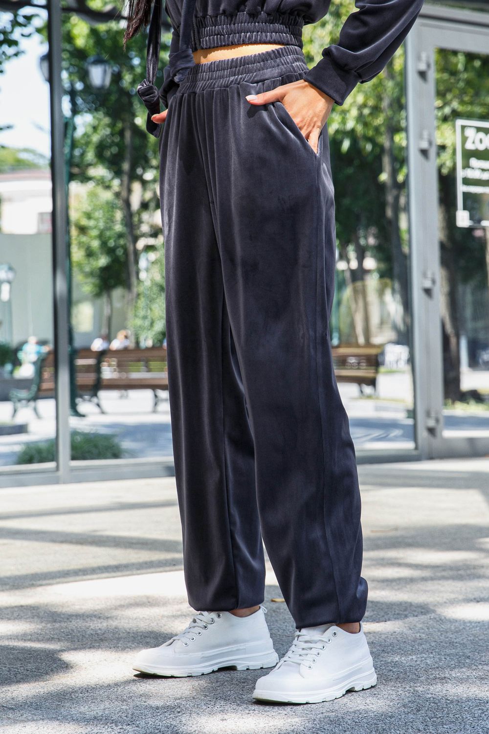 Женский спортивный костюм из велюра серого цвета - фото