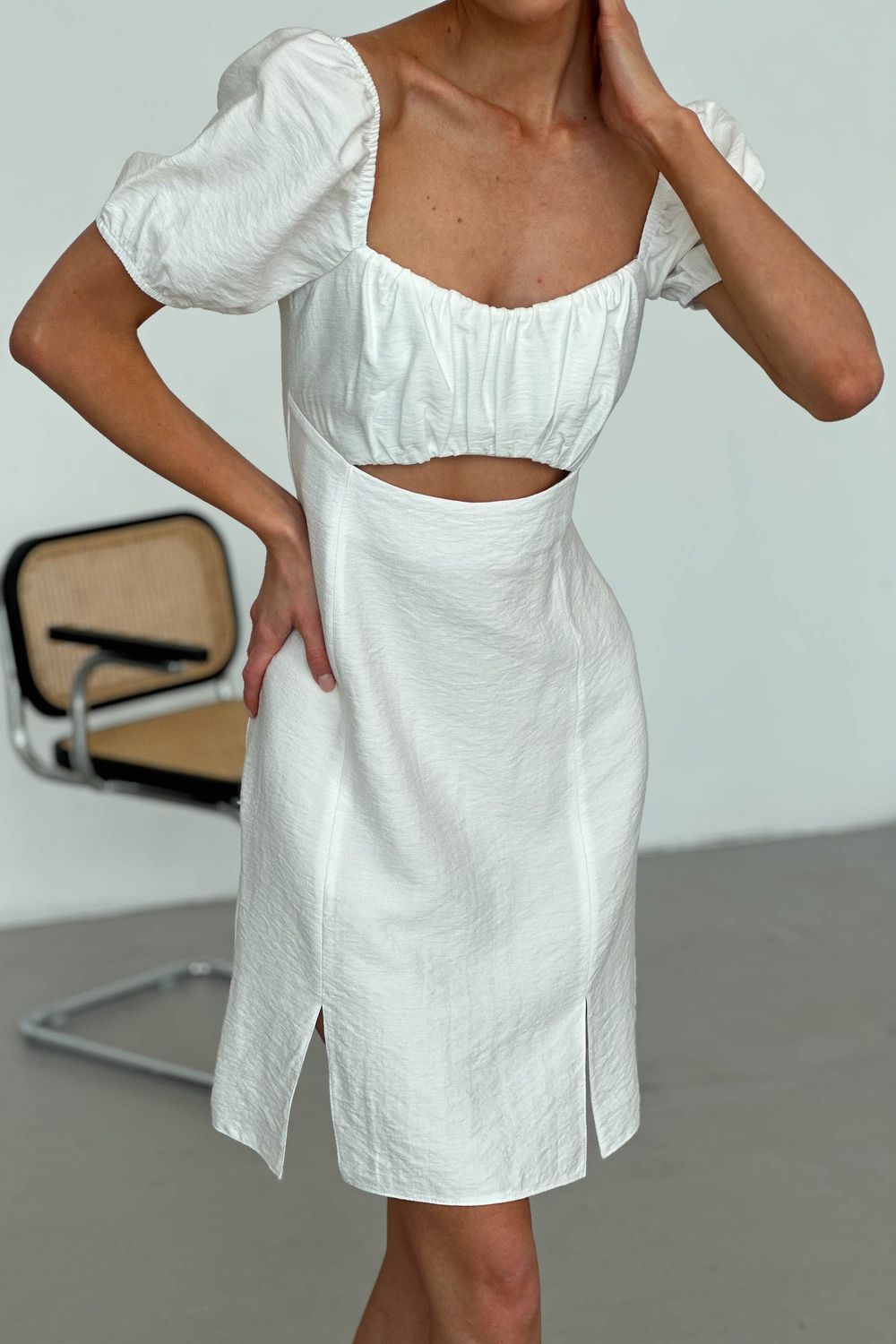 Літнє лляне плаття білого кольору - фото