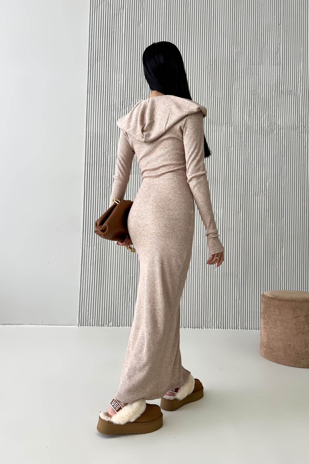 Стильне облягаюче плаття з капюшоном та розрізом - фото
