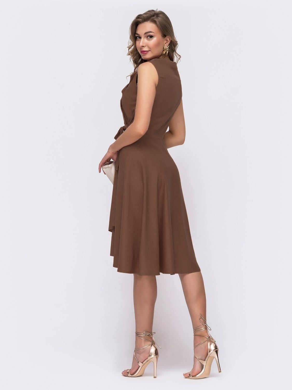 Льняное летнее платье на запах коричневого цвета - фото