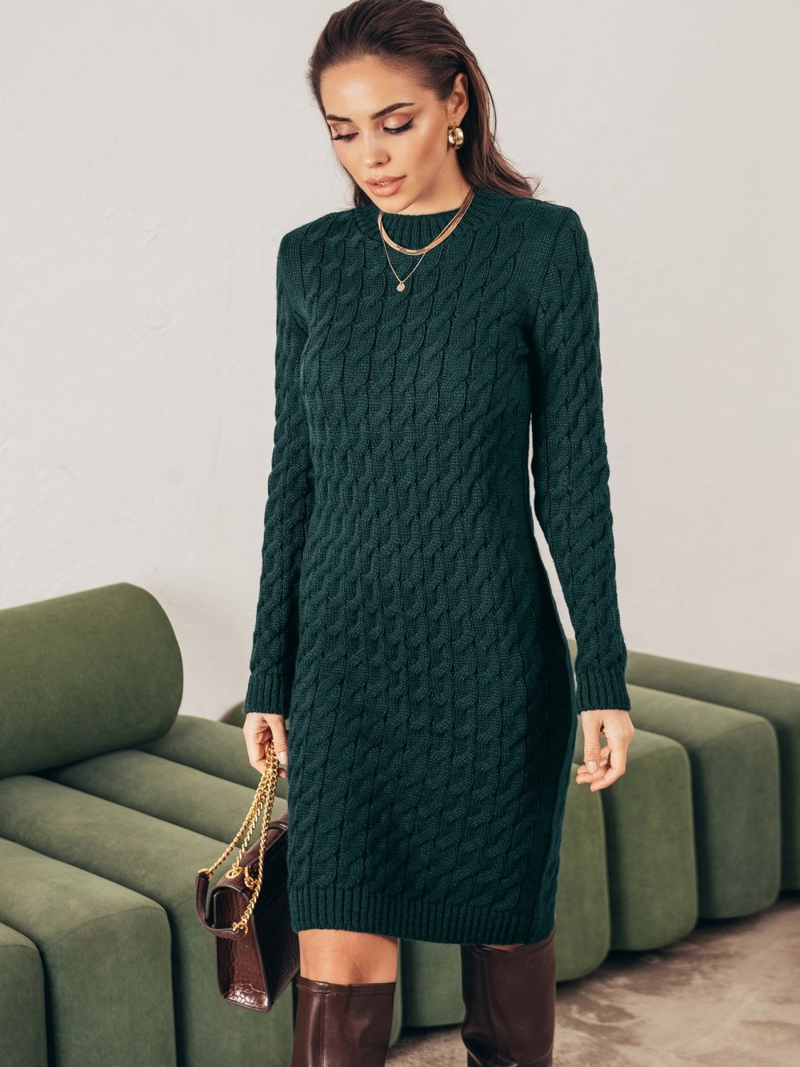 Теплое вязаное платье зеленого цвета - фото