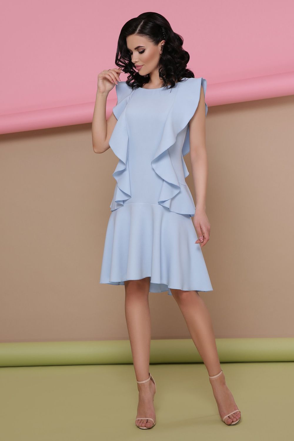 Нарядне блакитне плаття-міді з воланами - фото