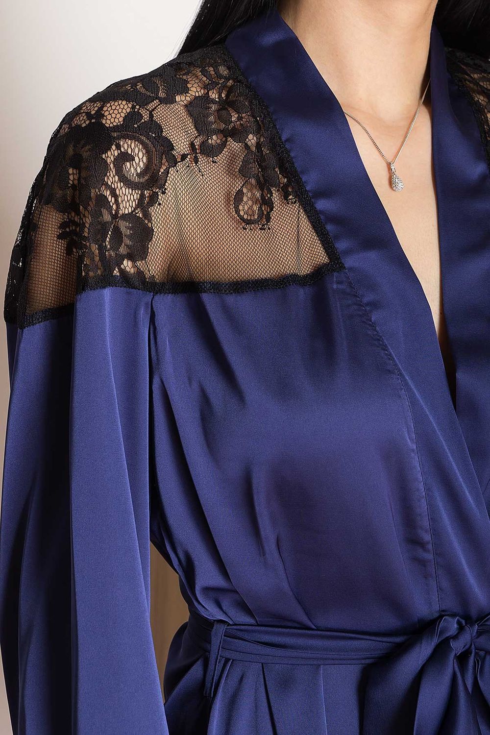 Жіночий атласний халат з гіпюром синій - фото