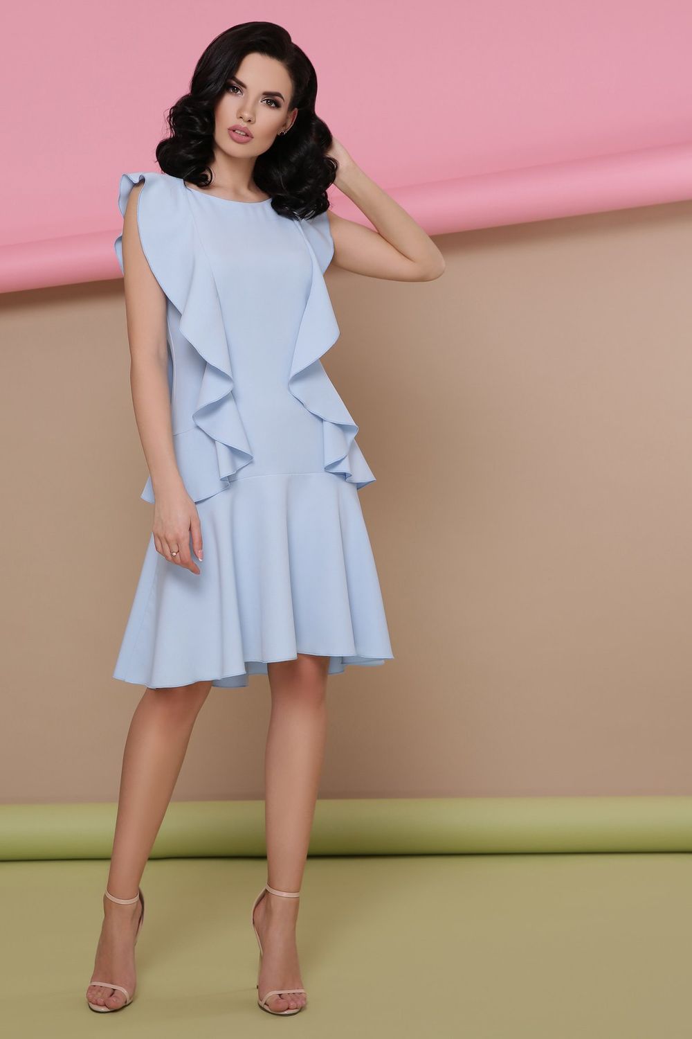 Нарядне блакитне плаття-міді з воланами - фото