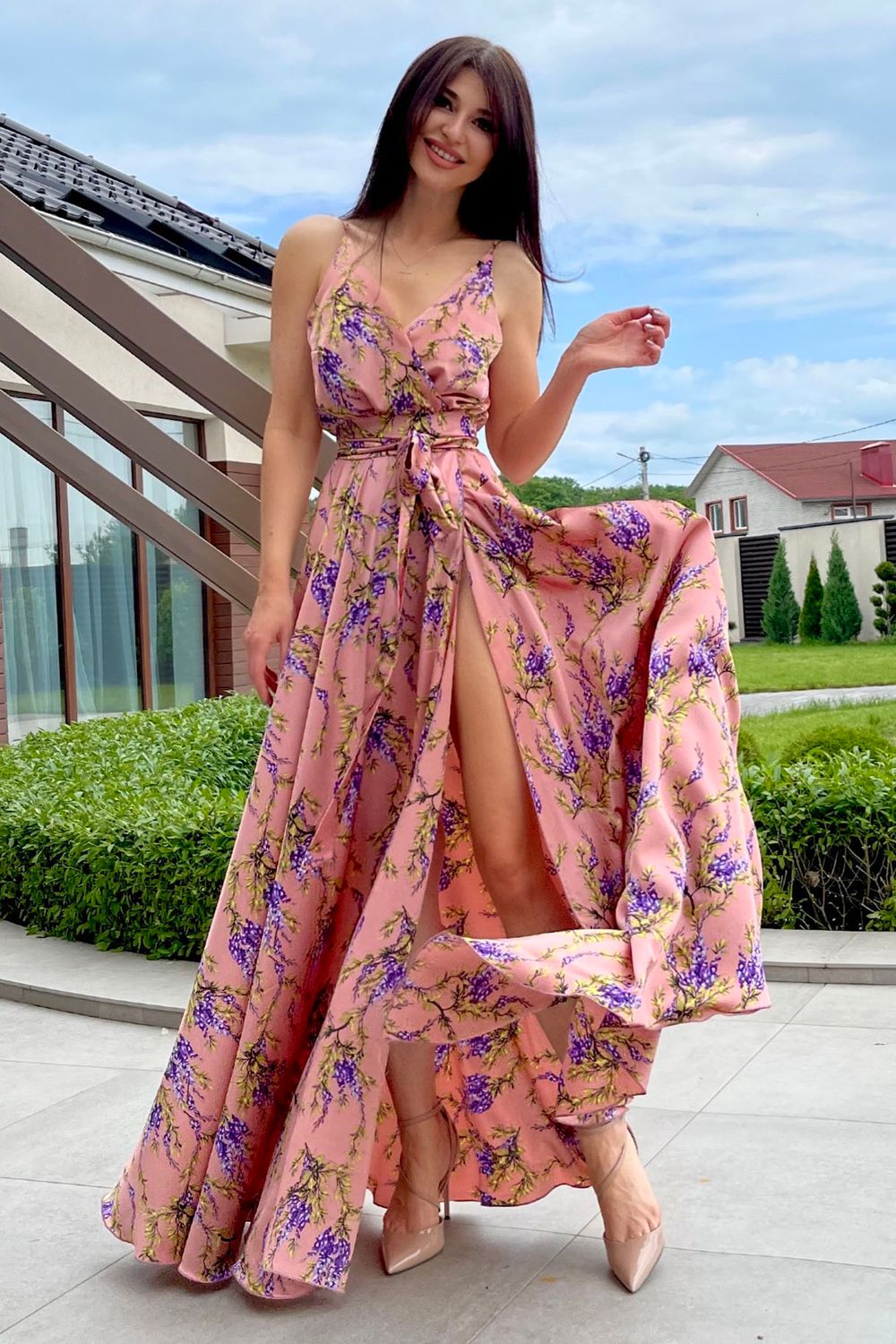 Елегантна довга сукня на запах з принтом пудрова - фото