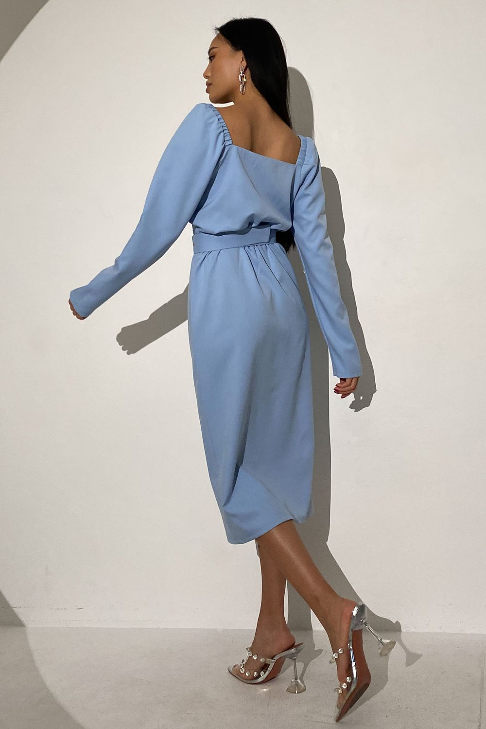 Елегантне новорічне плаття міді блакитного кольору - фото