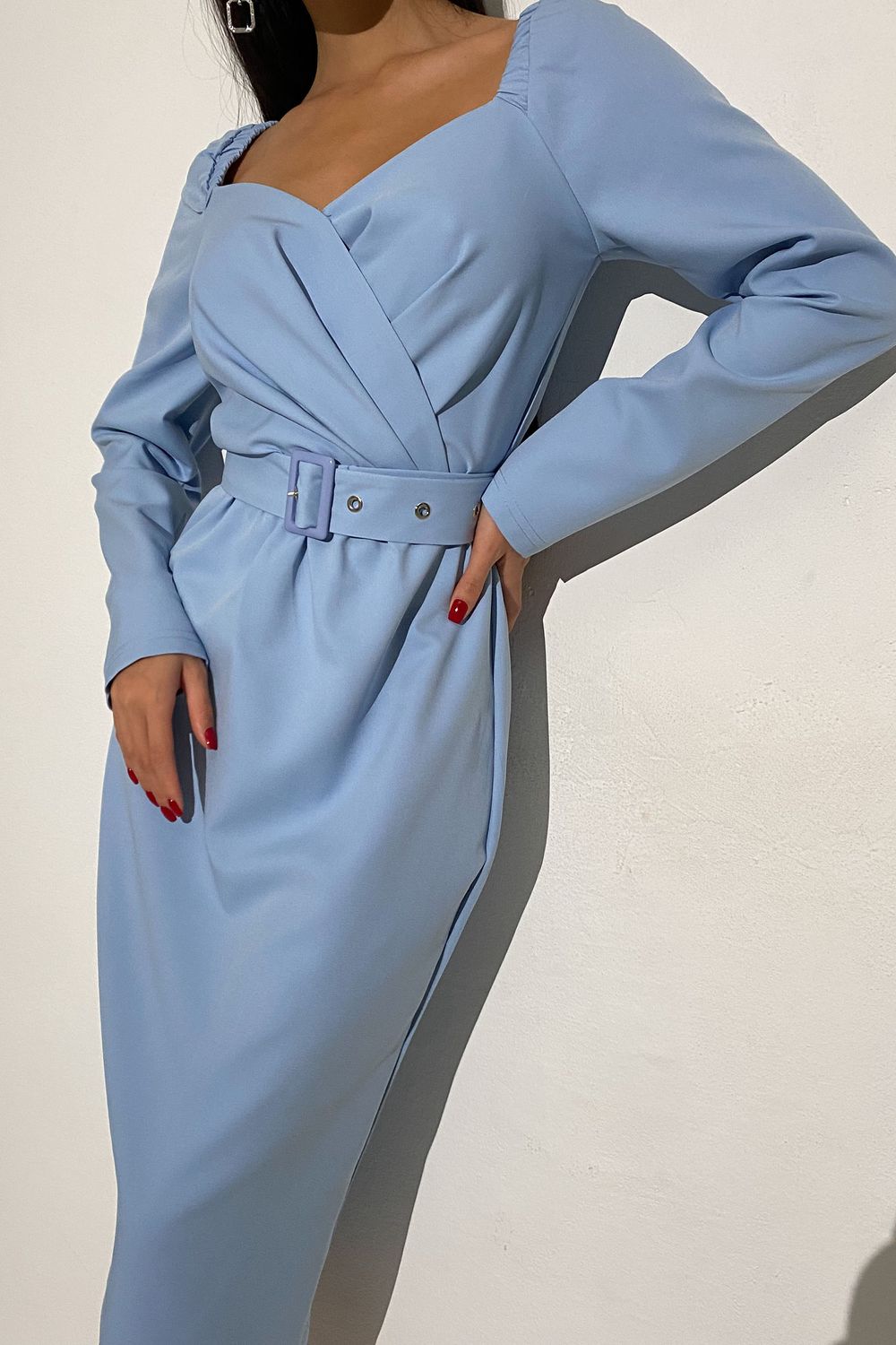 Елегантне новорічне плаття міді блакитного кольору - фото
