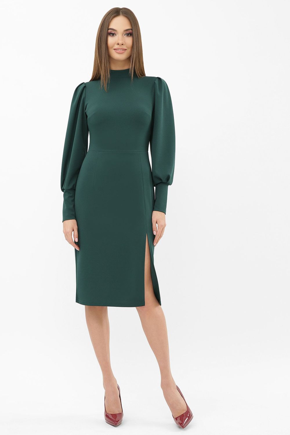 Приталенное платье длиной миди с разрезом зеленое - фото