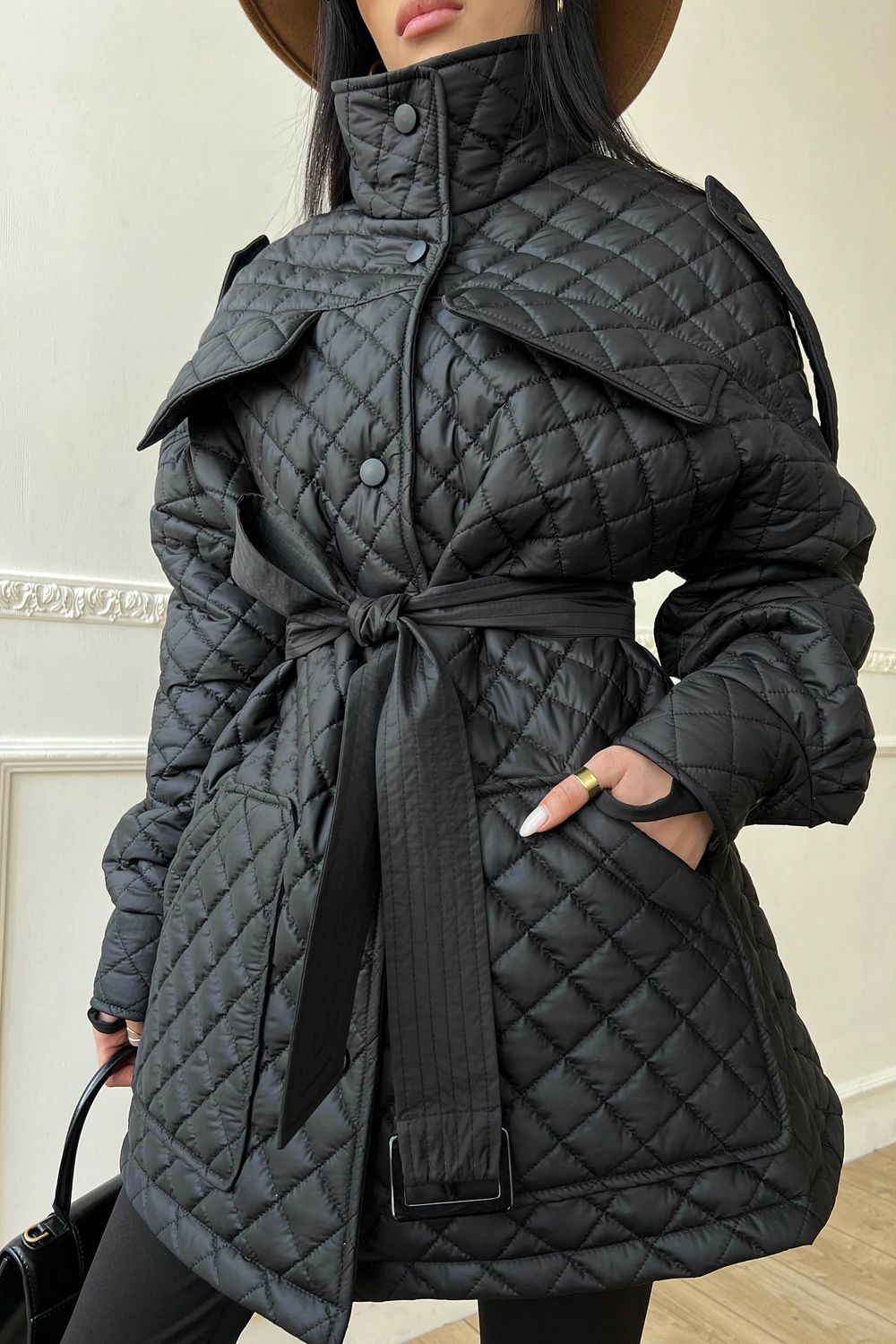Стьобана весняна куртка оверсайз чорного кольору - фото