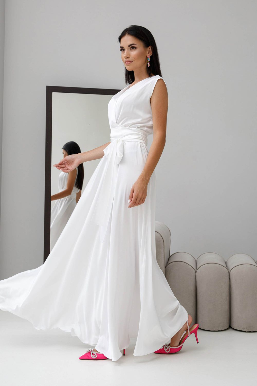 Вишукана вечірня сукня з шовку білого кольору - фото
