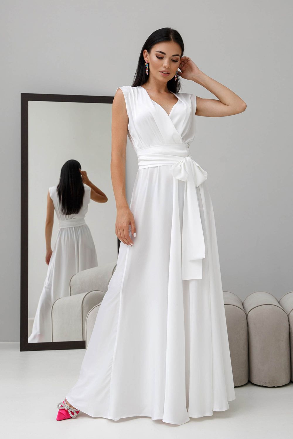 Изысканное вечернее платье из шелка белого цвета - фото