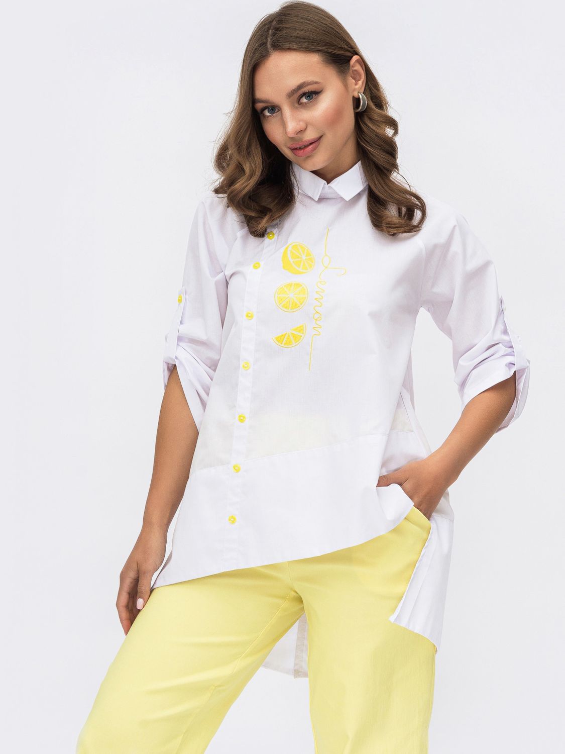 Белая блузка свободного кроя с асимметричным низом - фото