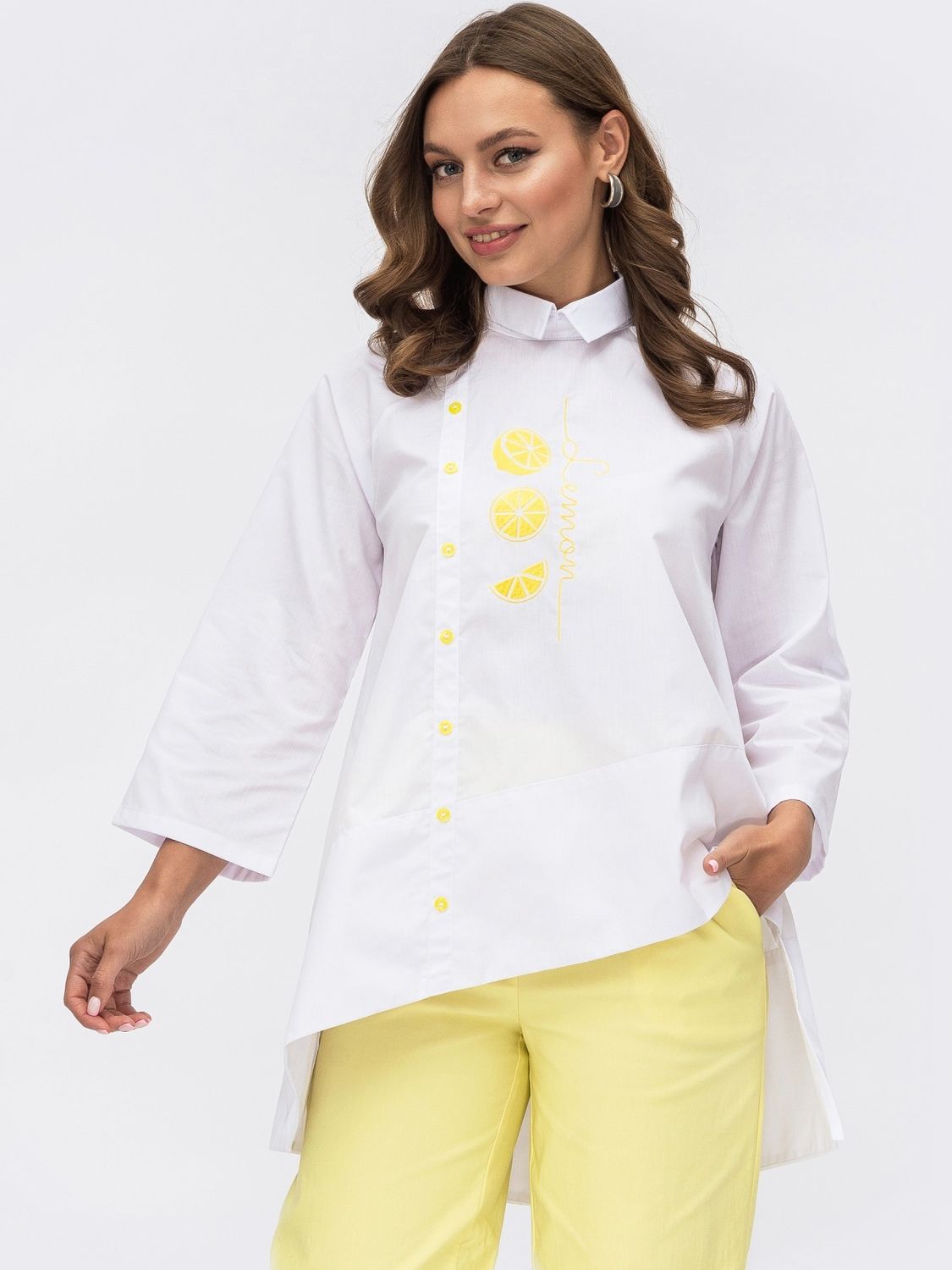 Белая блузка свободного кроя с асимметричным низом - фото