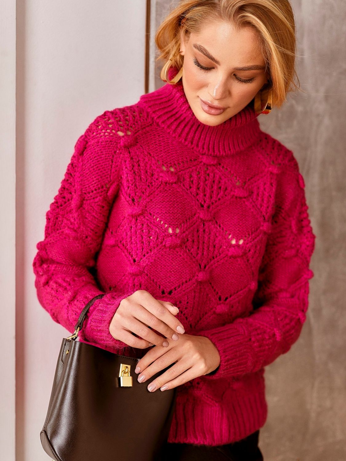 Вязаный свитер с горлом розового цвета - фото