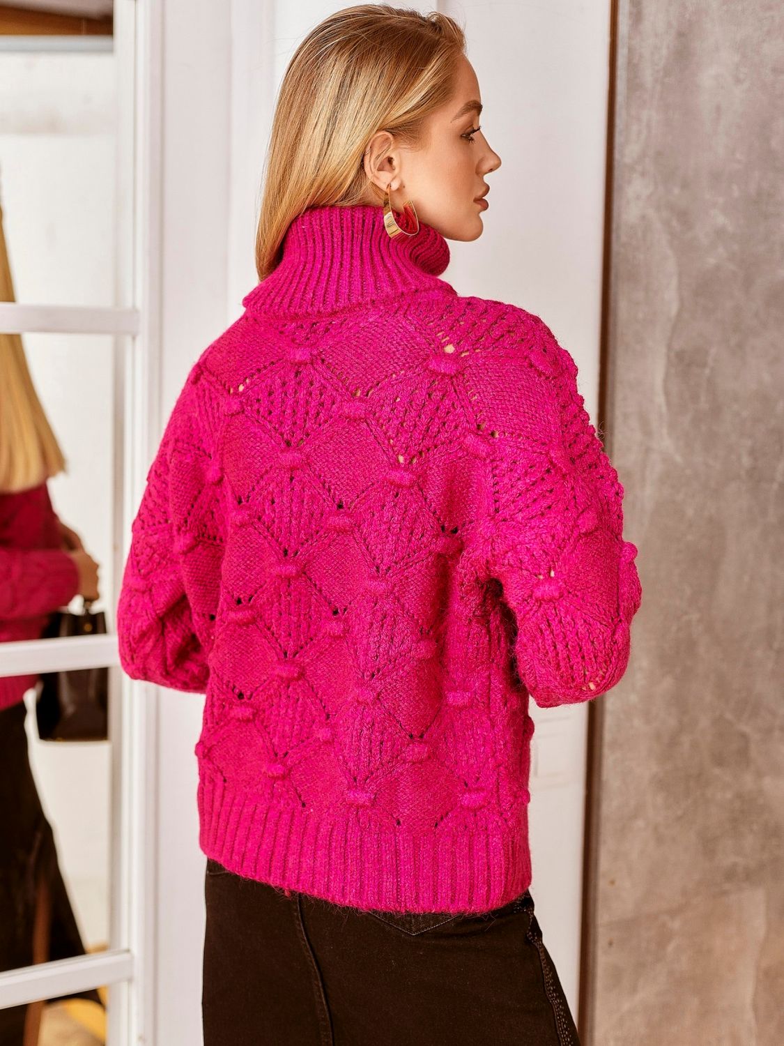 В'язаний светр з горлом рожевого кольору - фото
