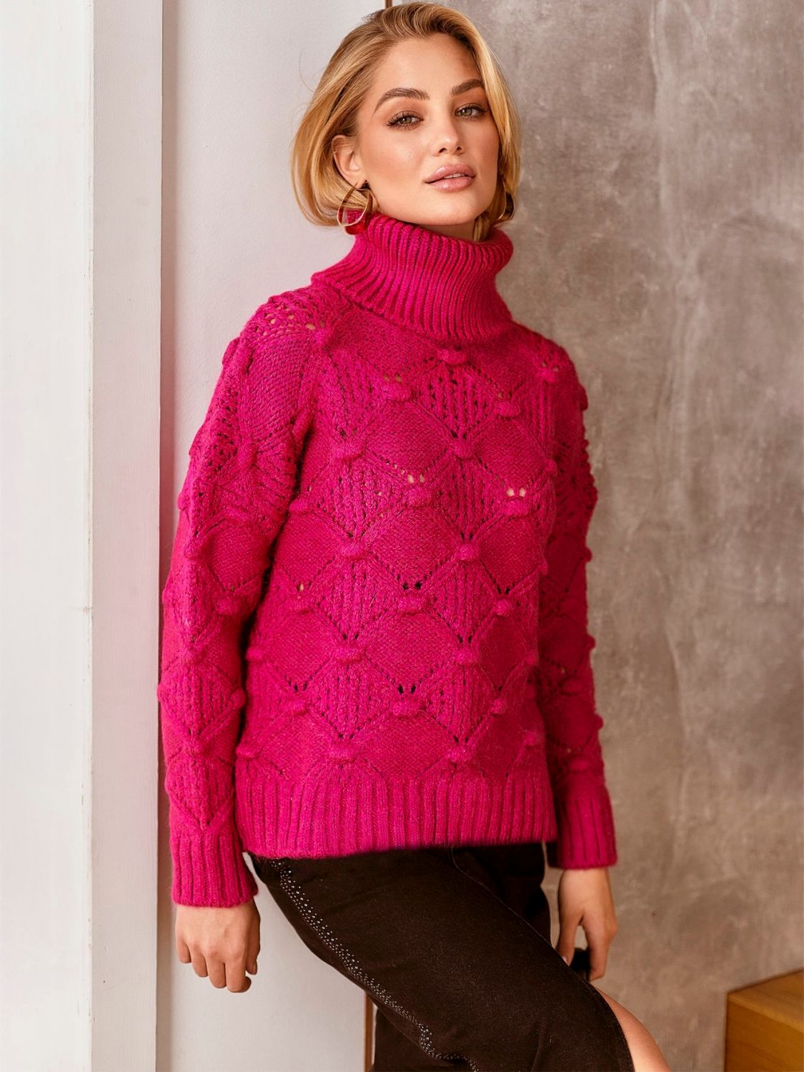 Вязаный свитер с горлом розового цвета - фото