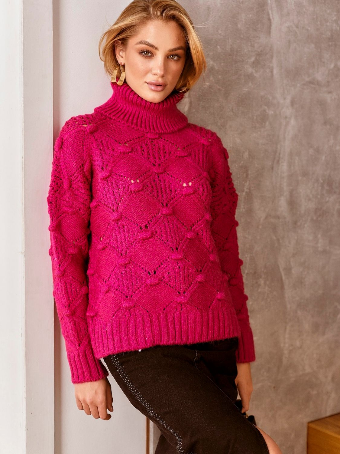 В'язаний светр з горлом рожевого кольору - фото