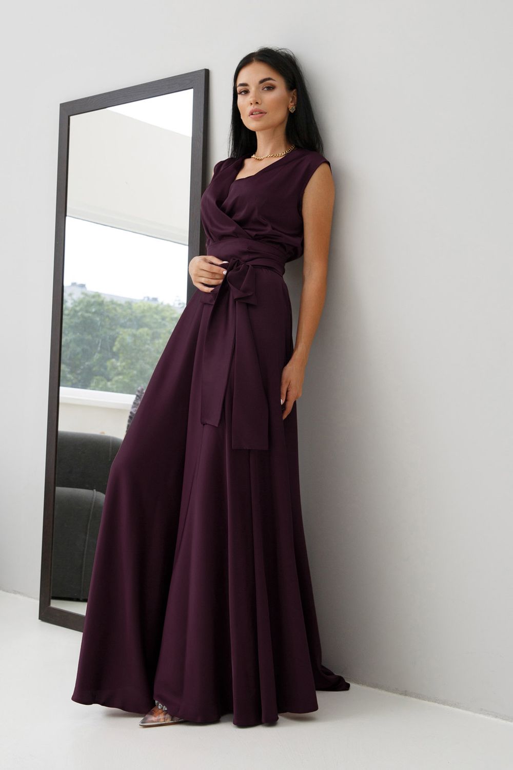 Изысканное вечернее платье из шелка фиолетового цвета - фото