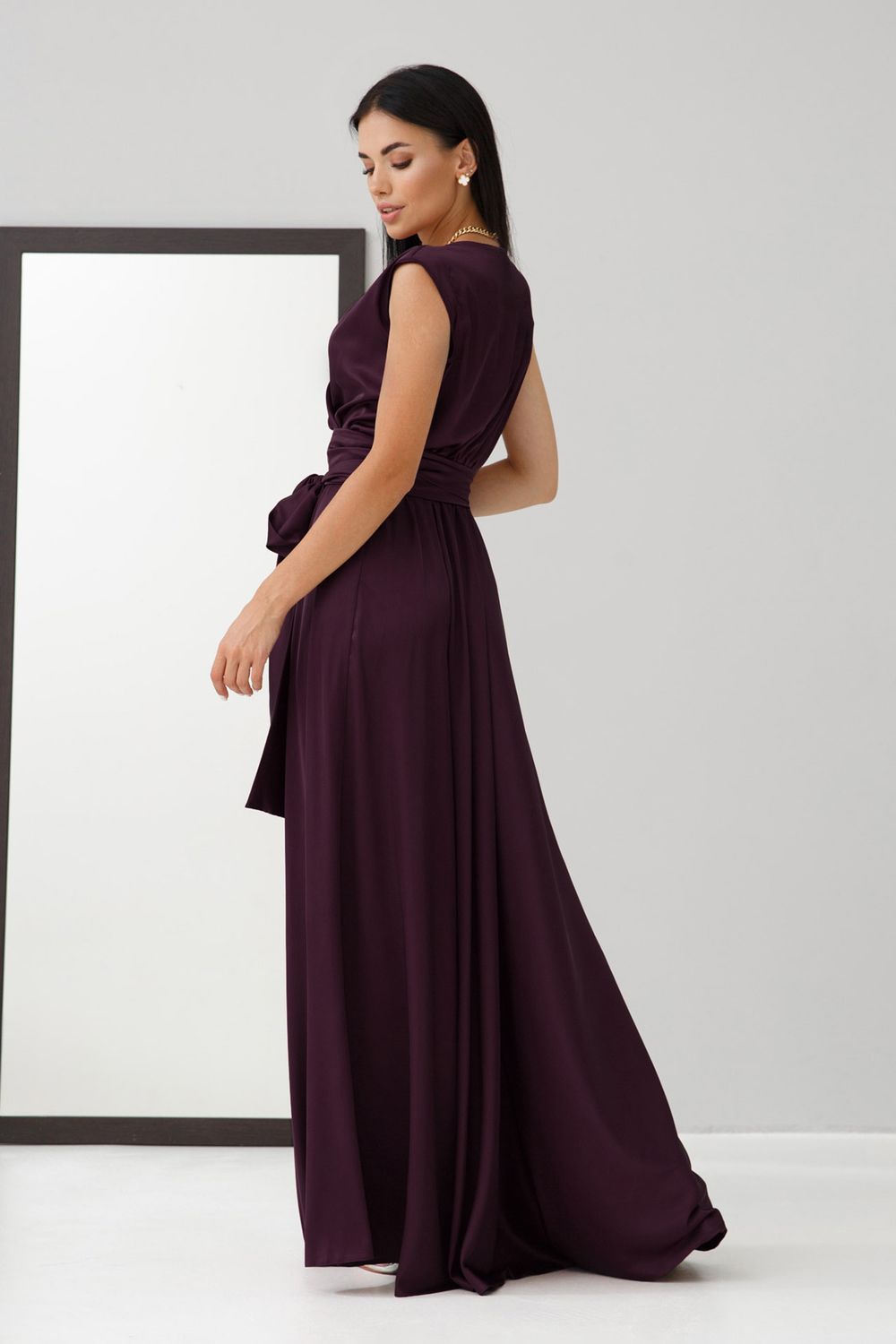 Вишукана вечірня сукня з шовку фіолетового кольору - фото