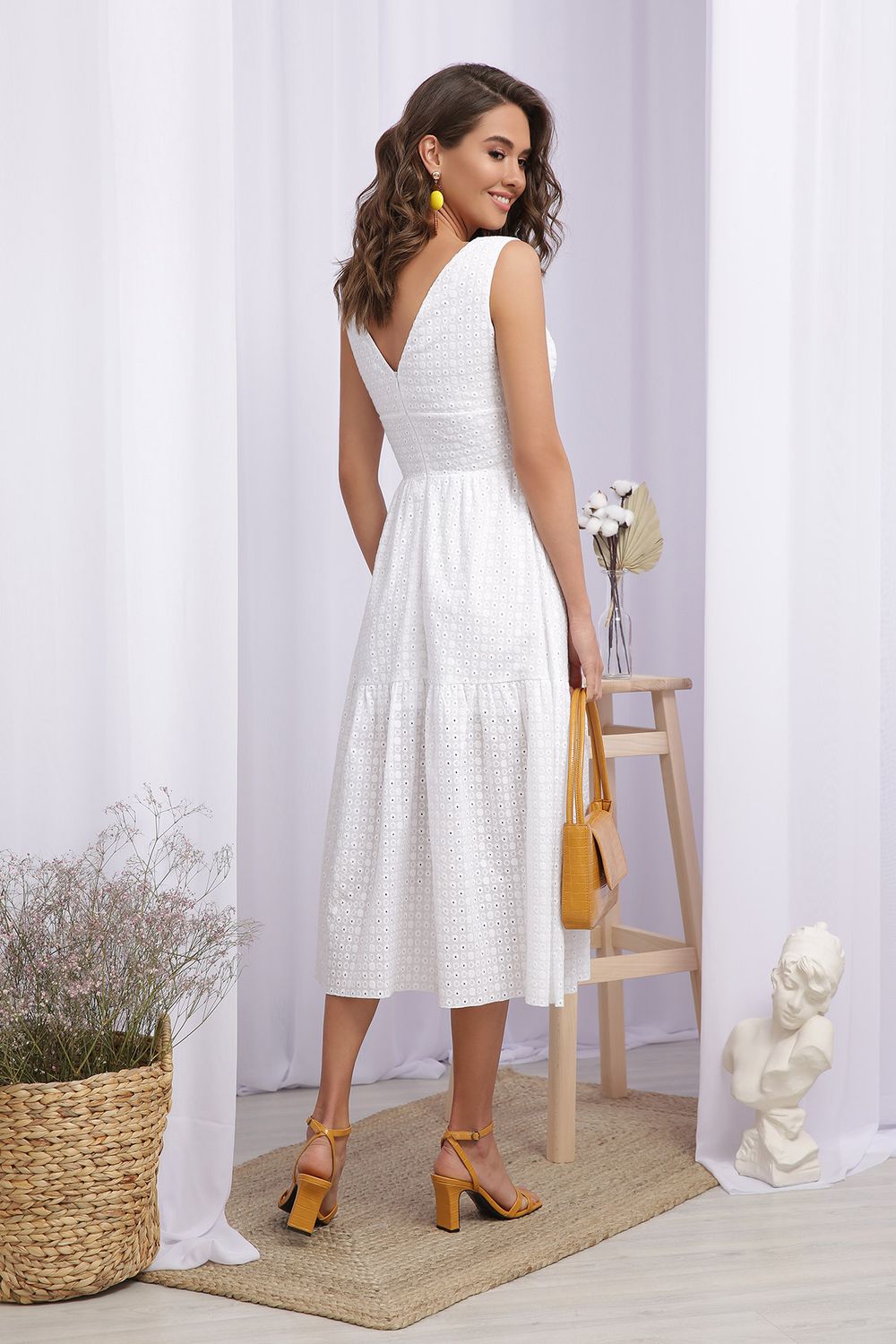 Модний жіночий сарафан білого кольору - фото