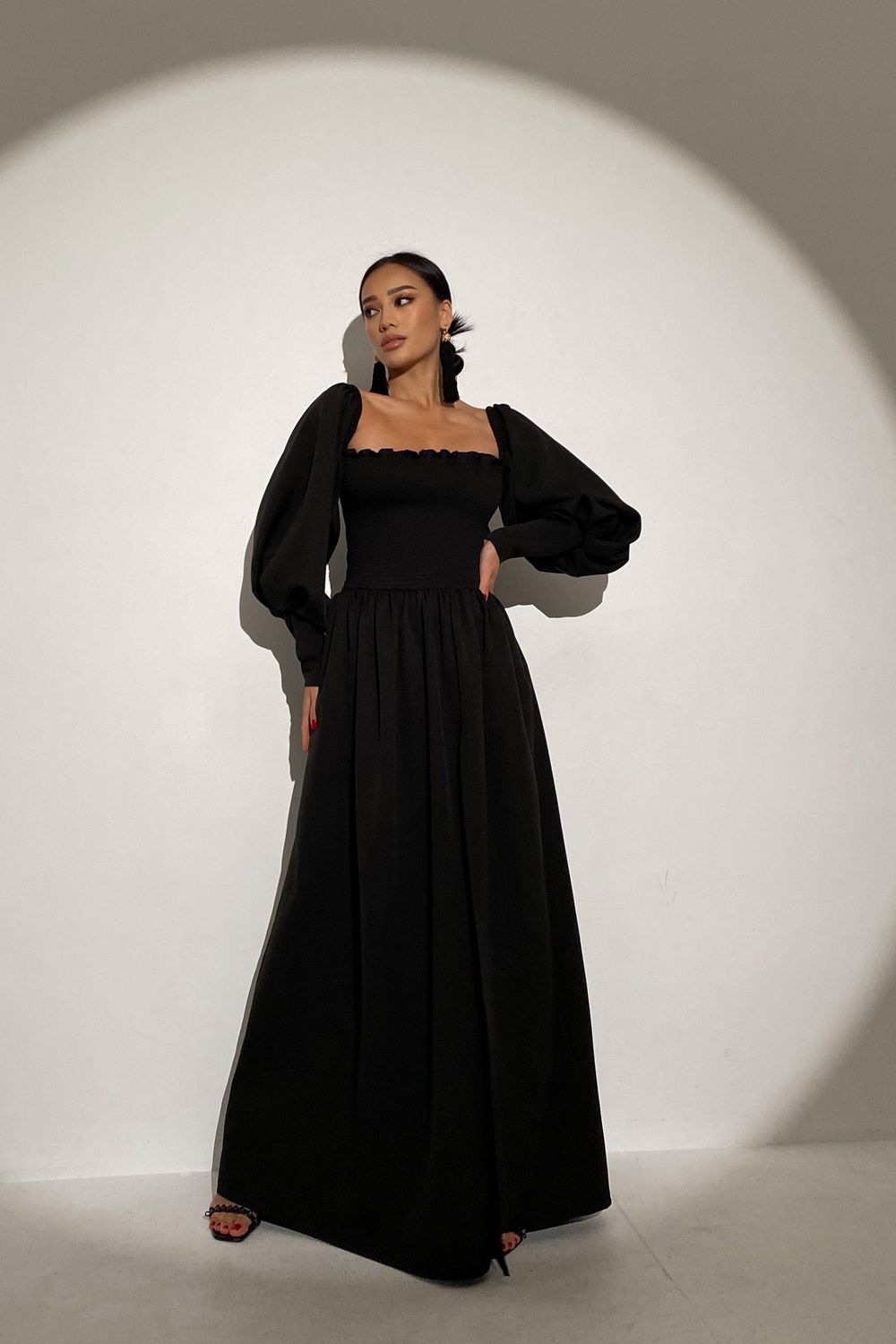 Великолепное вечернее платье в пол черного цвета - фото