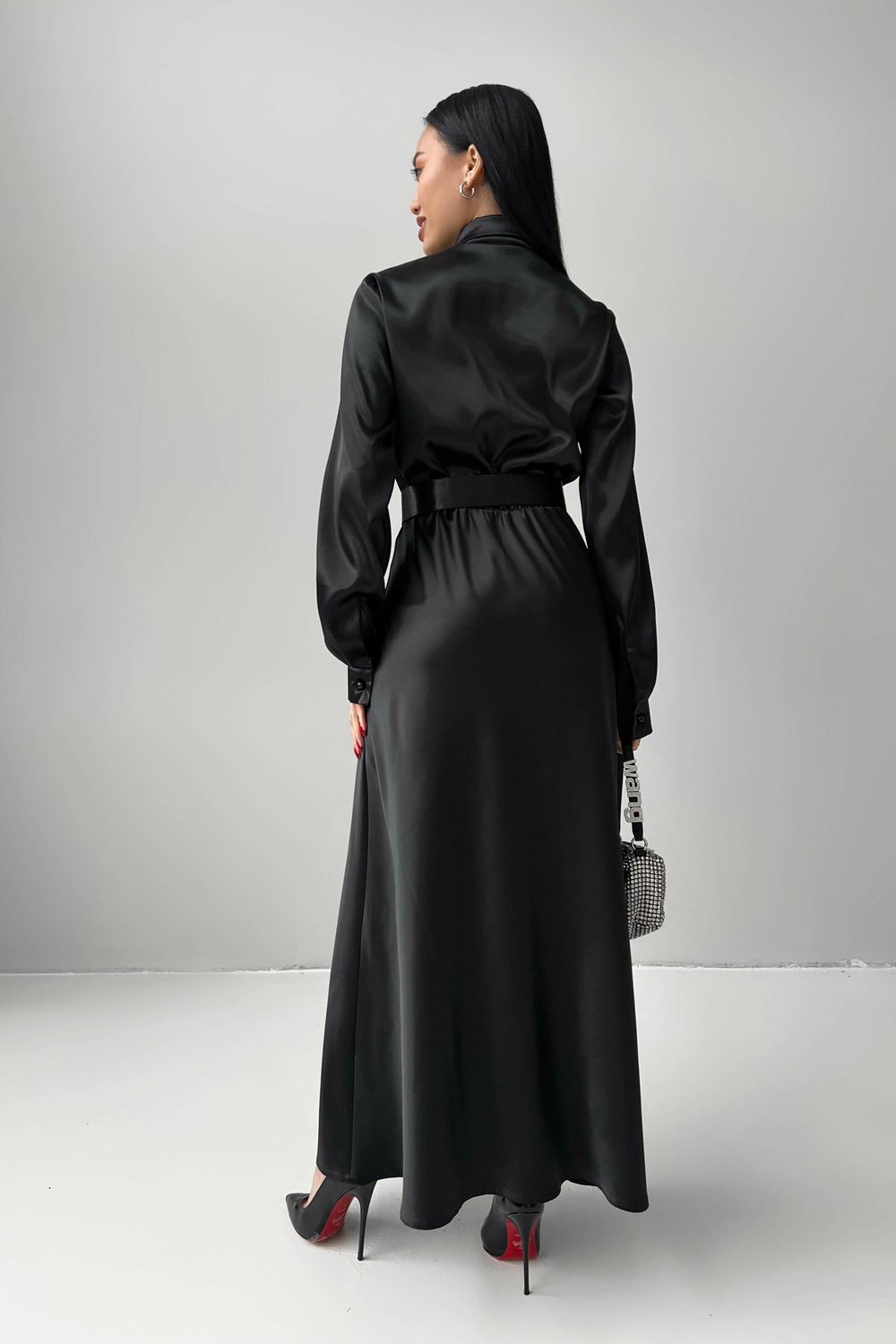 Изысканное вечернее платье из атласа черного цвета - фото