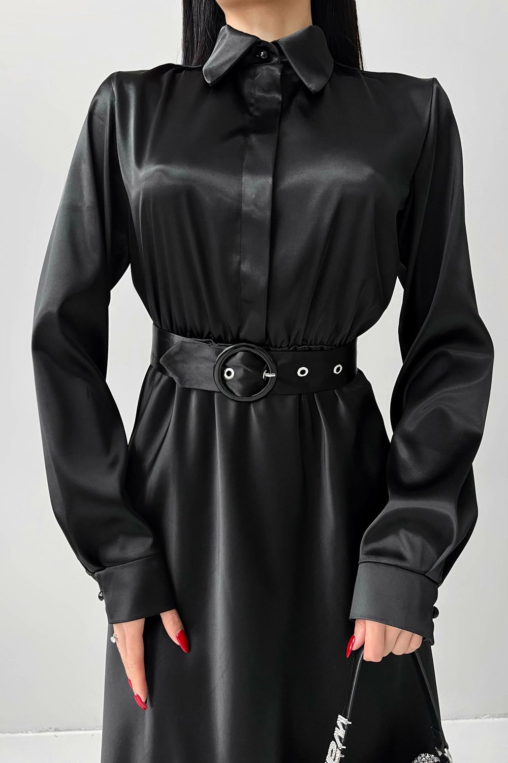 Вишукане вечірнє плаття з атласу чорного кольору - фото