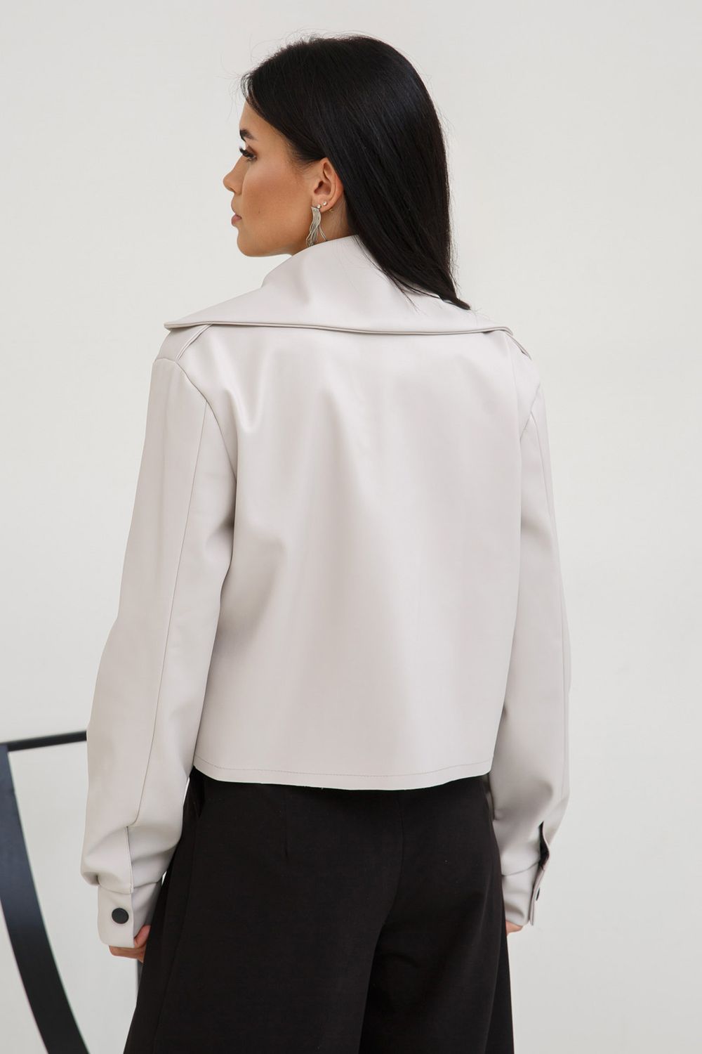 Жіноча шкіряна куртка косуха молочного кольору - фото