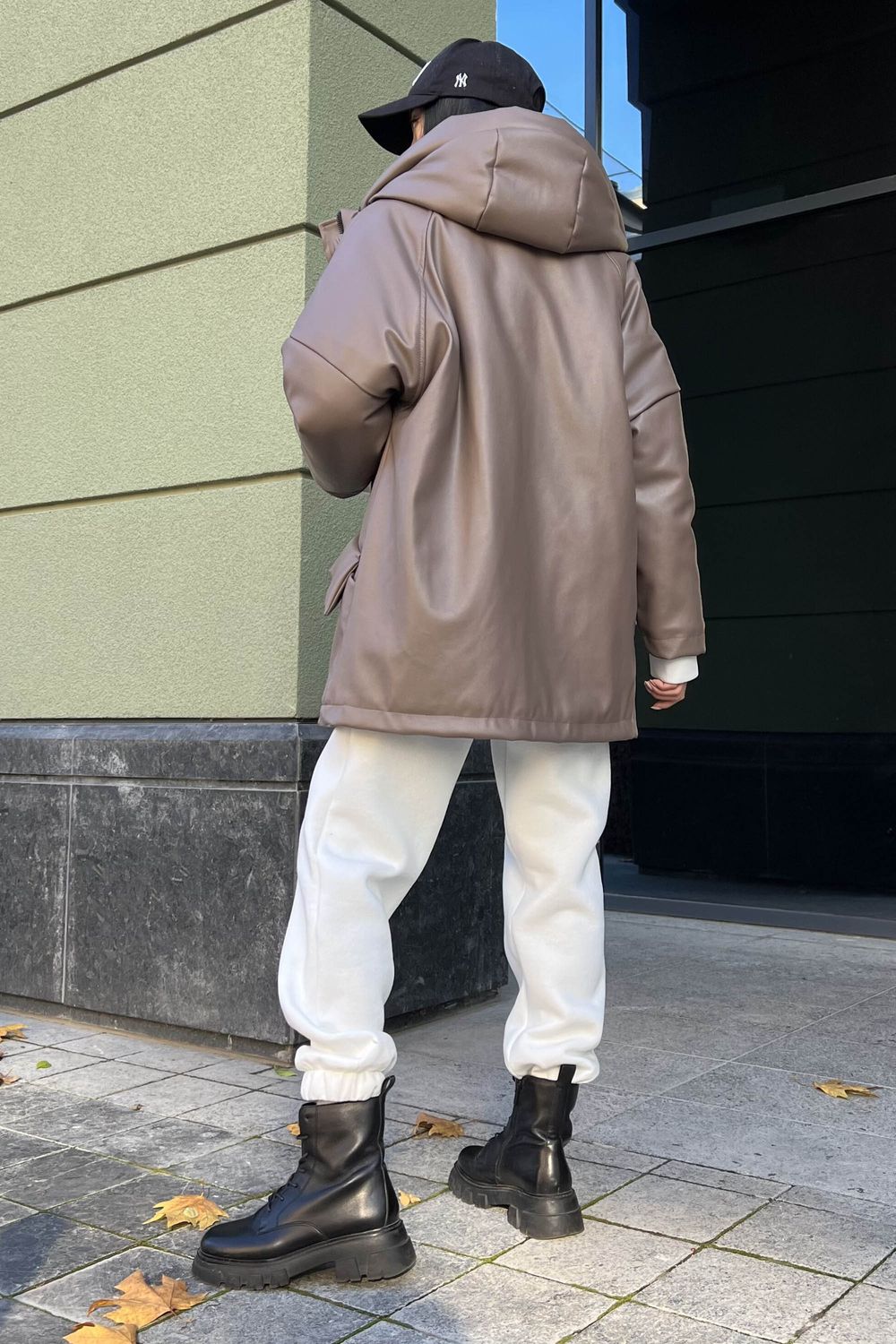Зимова куртка oversize з еко-шкіри бежевого кольору - фото