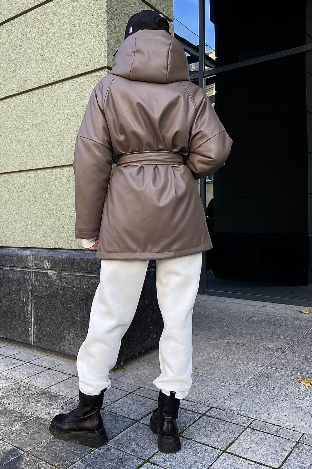 Зимова куртка oversize з еко-шкіри бежевого кольору - фото