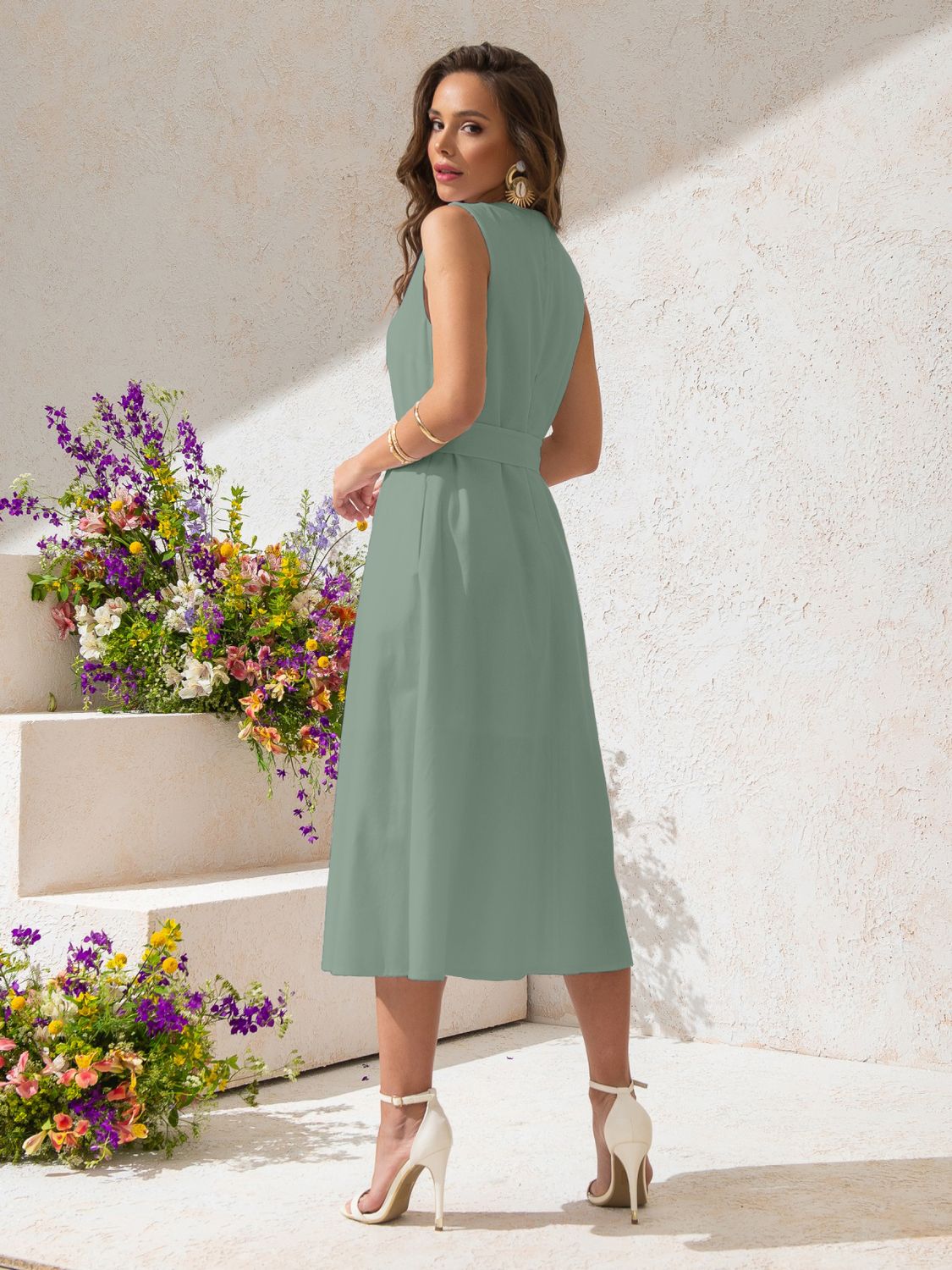 Елегантна лляна сукня на літо без рукавів - фото