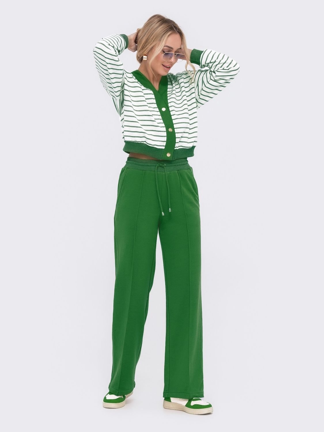 Трикотажний брючний костюм зеленого кольору - фото