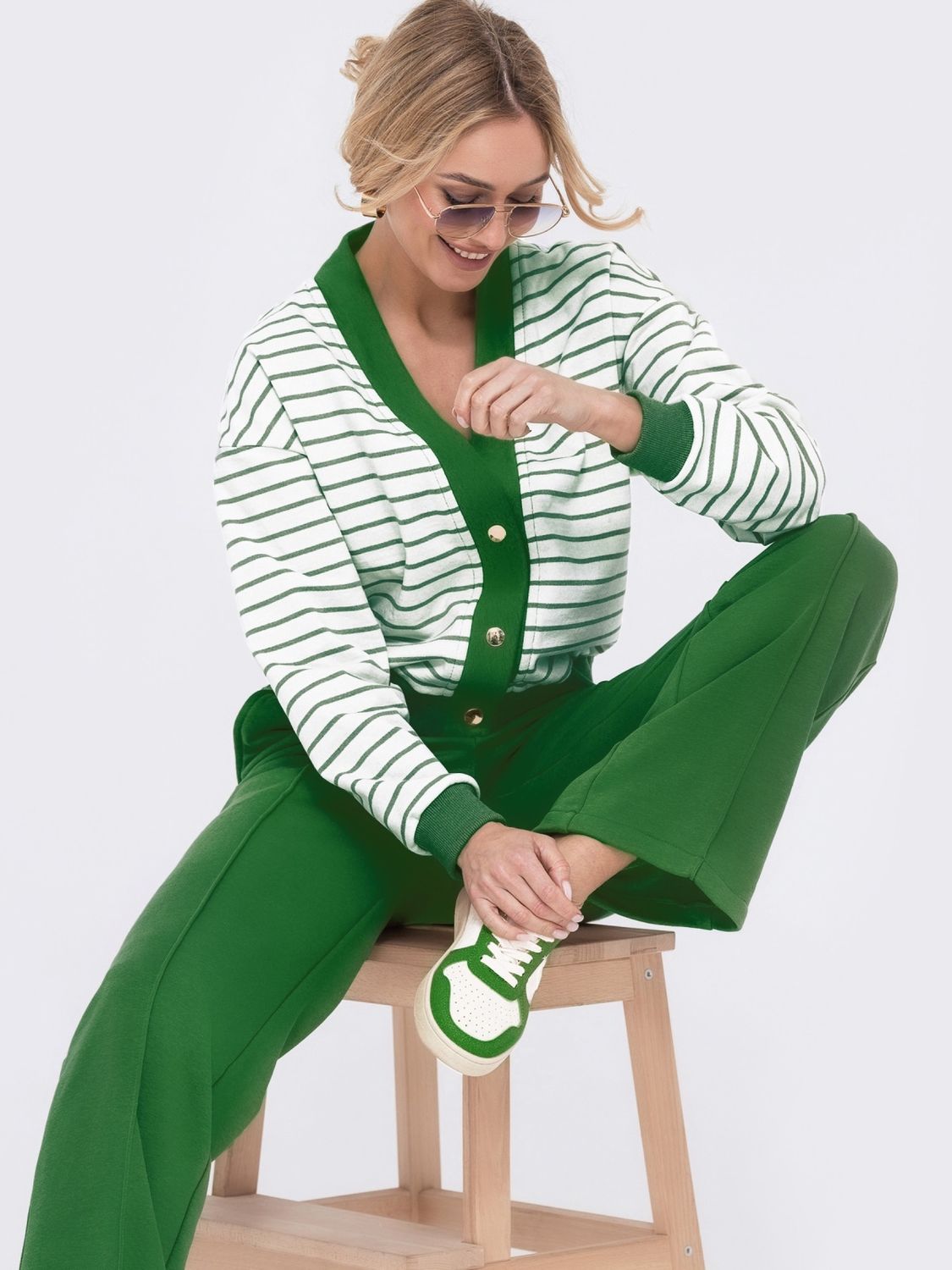 Трикотажний брючний костюм зеленого кольору - фото