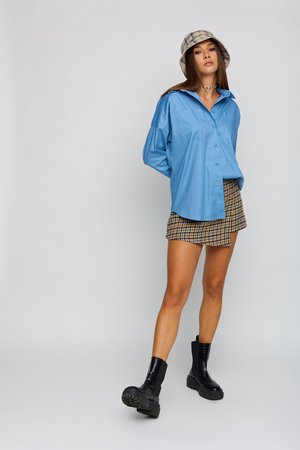 Женская удлиненная рубашка оверсайз голубая - фото