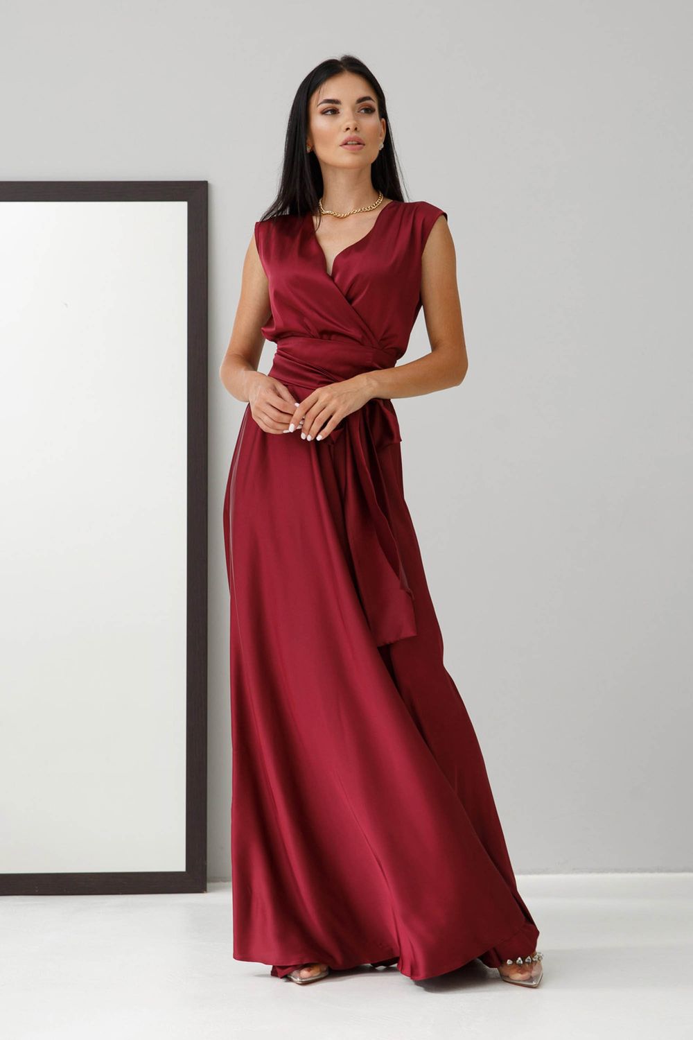 Изысканное вечернее платье из шелка бордового цвета - фото